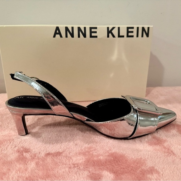 Anne Klein Metallic Silver Bernette Bow Pump heels /size 8.5 - Picture 3 of 8